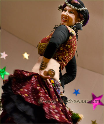 Julie of Tribe Nawaar dancin' and zillin' like a villain