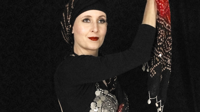 How to wrap a turban, twist the accent fabric with the base fabric (www.TribeNawaar.com)